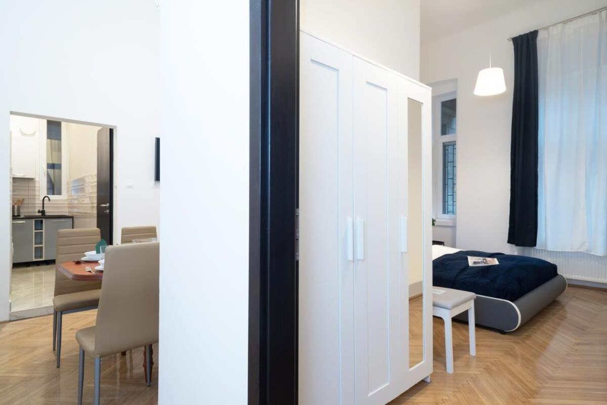 Ultra Central Large Stylish Apartment Budapest Bagian luar foto
